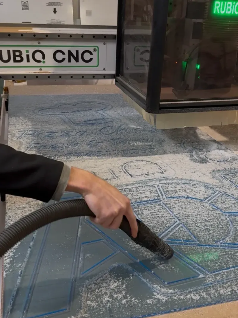 Placa de plexiglas tăiată pe CNC, curățată înainte de montajul tubului