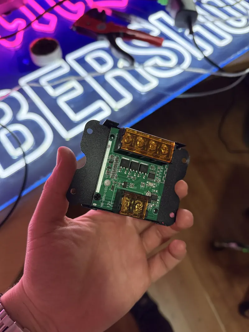 Electronica unui semn neon LED, probată în atelier