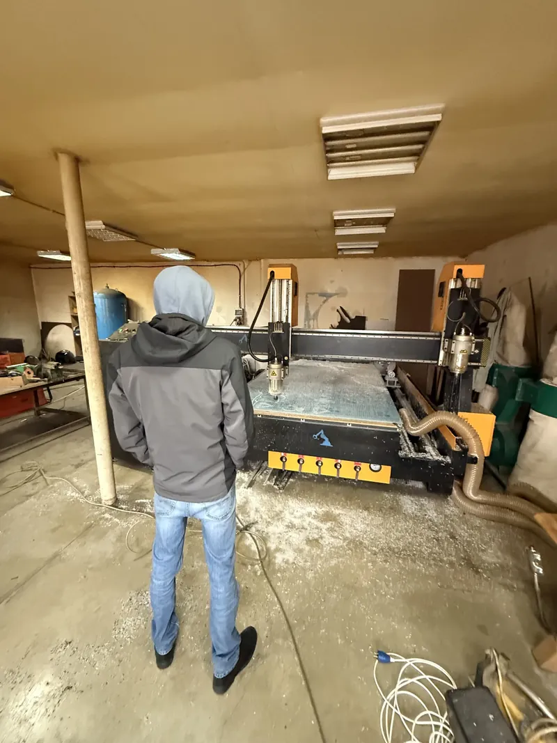 Atelierul NeonLab din Sibiu, cu mașina CNC pentru plexiglas