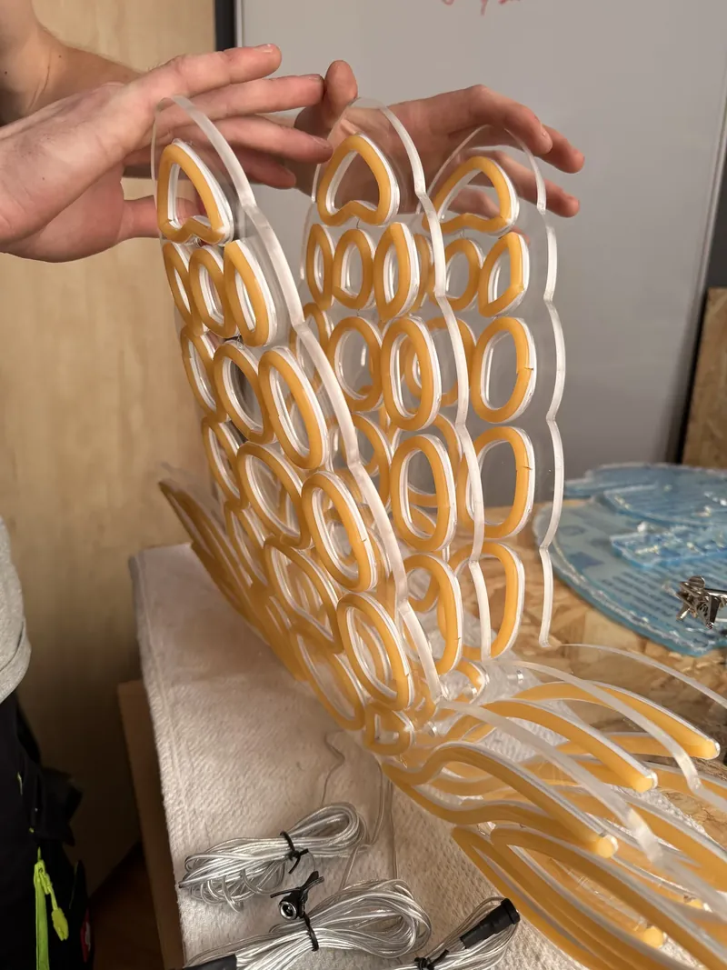 Tuburi neon LED montate pe plăcile de plexiglas, înainte de lipirea electronicii