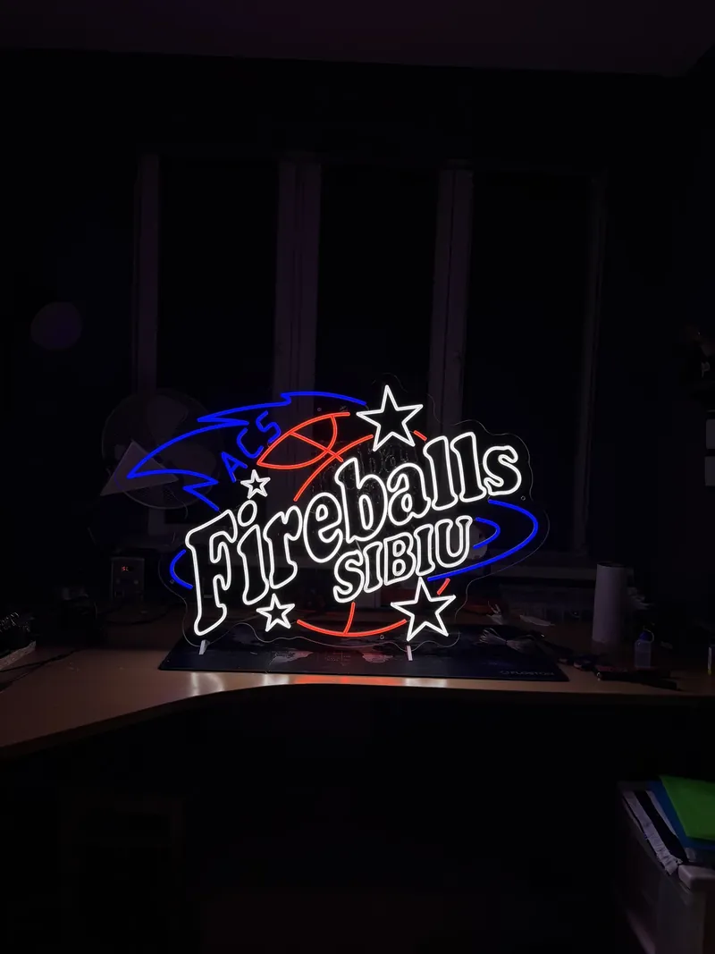 Semn neon LED pentru echipa Fireballs Sibiu, în alb, albastru și roșu, cu stele