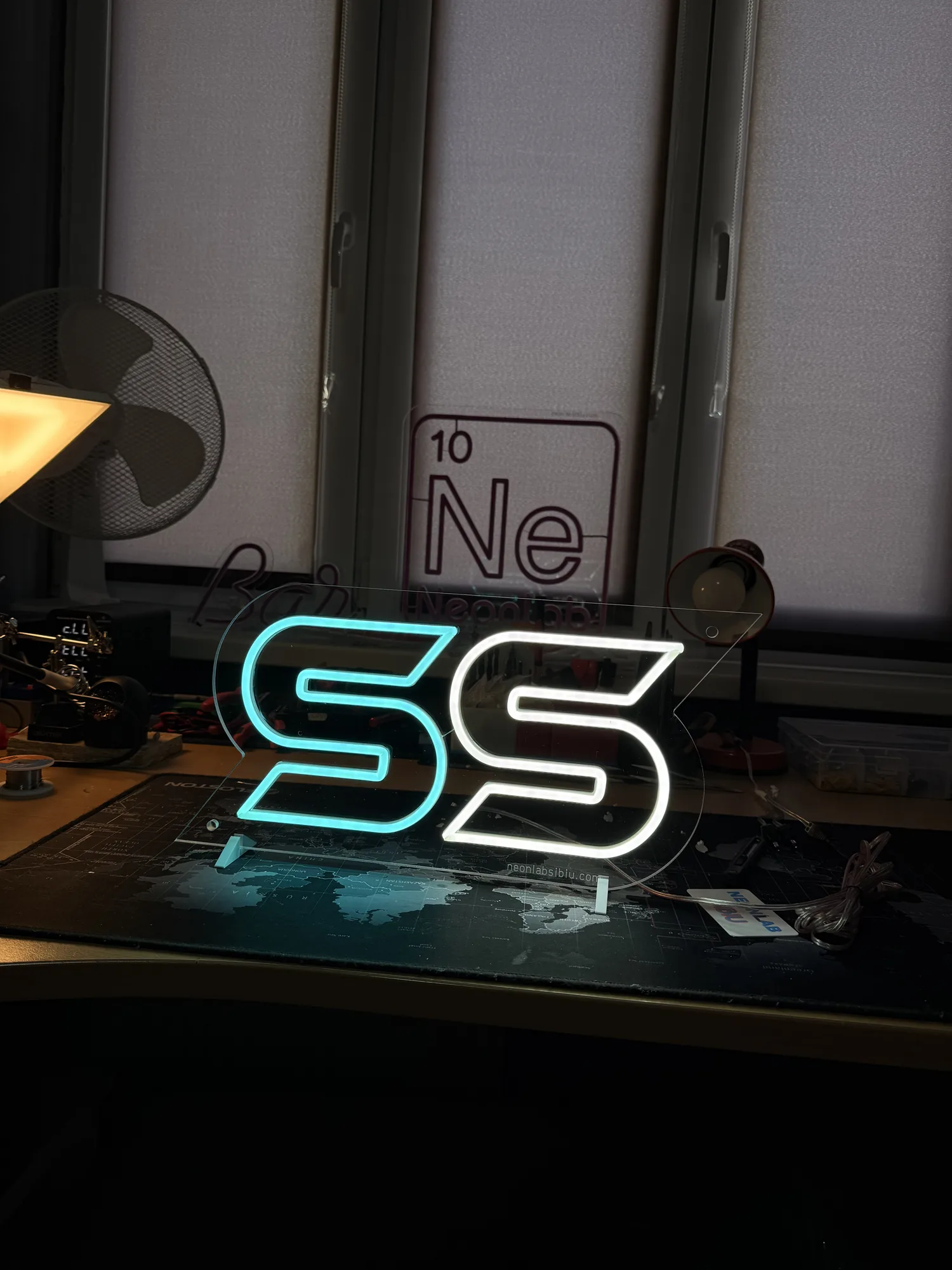 Semn neon LED cu literele SS, în turcoaz și alb