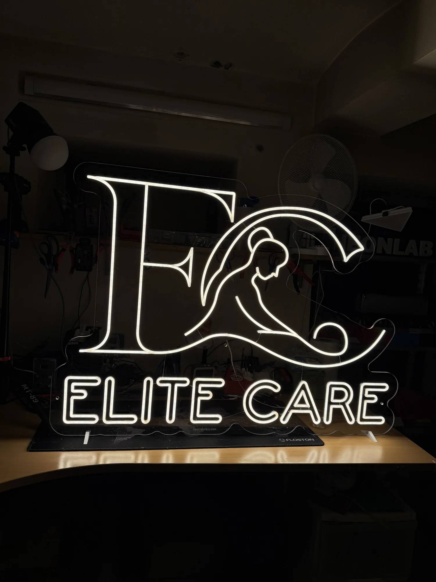 Semn neon LED alb cu logo-ul Elite Care