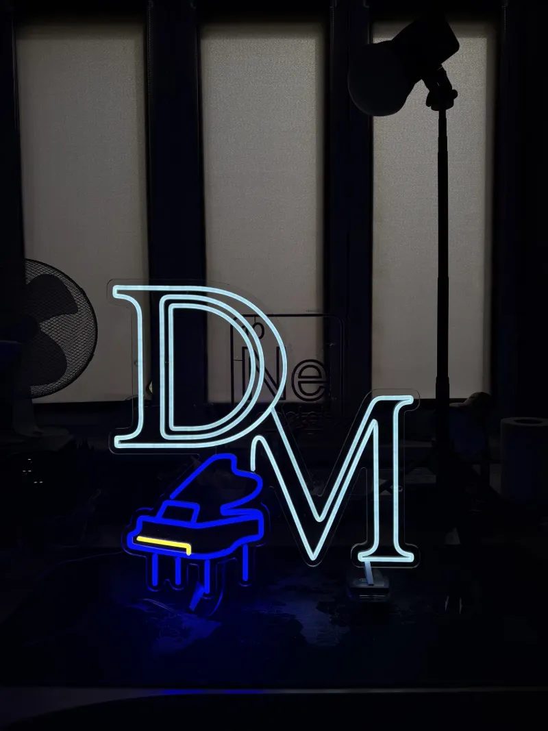 Semn neon LED cu monograma DM, în alb și albastru