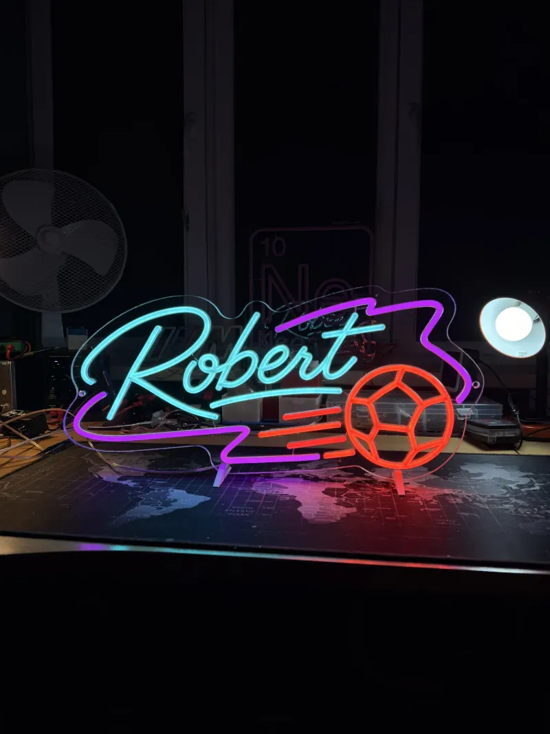 Semn neon LED colorat cu numele Robert și o minge de fotbal