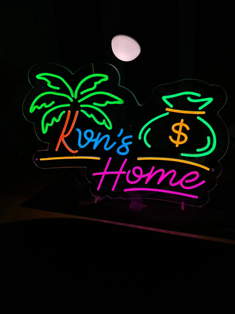 Semn neon LED personalizat Kon's Home cu palmier și sac de bani, multicolor