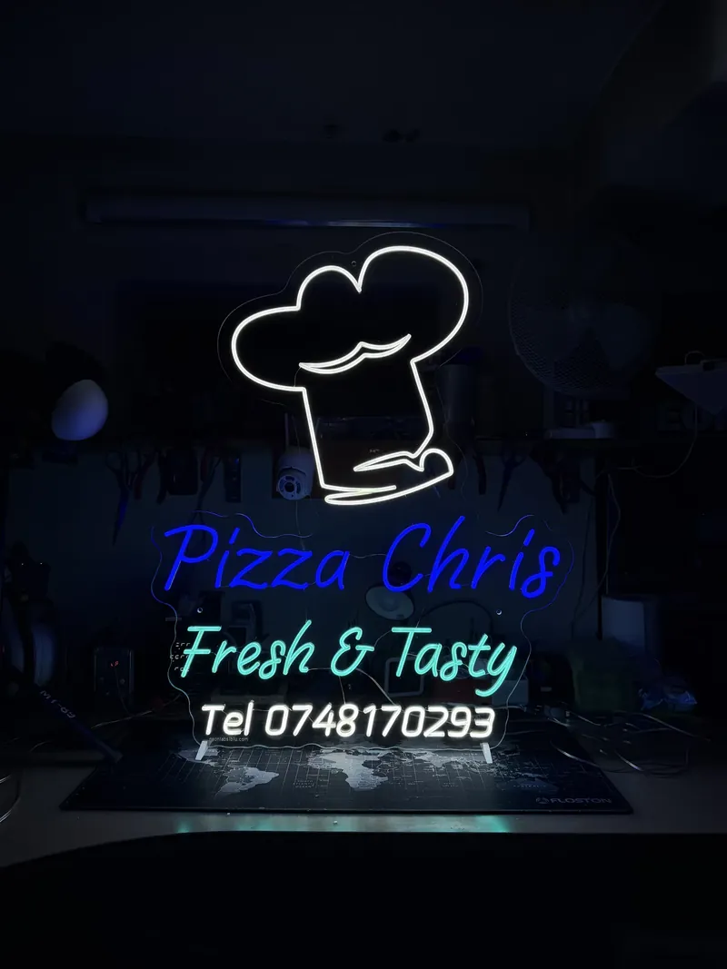 Semn neon LED pentru Pizza Chris, cu boneta de bucătar, în alb, albastru și turcoaz