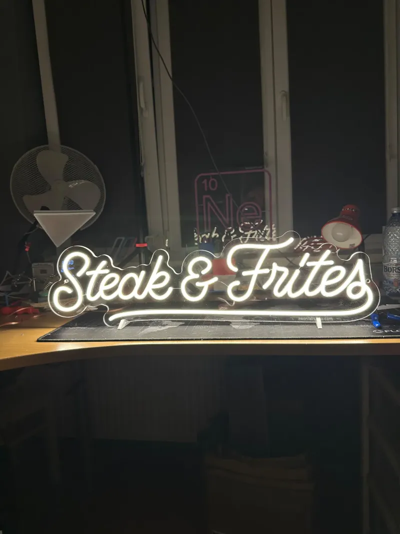 Semn neon pentru restaurantul Steak & Frites