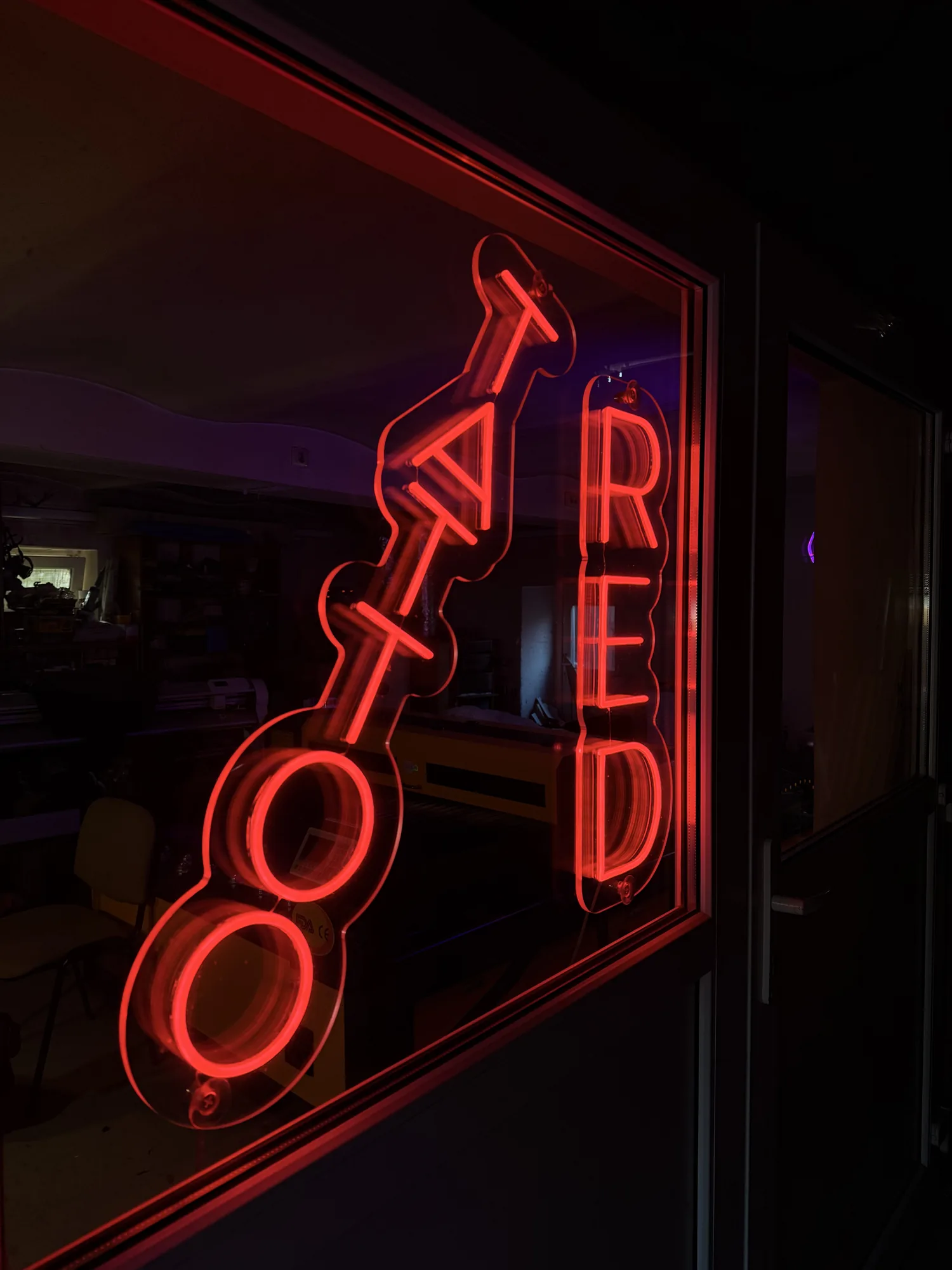Semn neon LED roșu Tattoo Red, montat în vitrina salonului