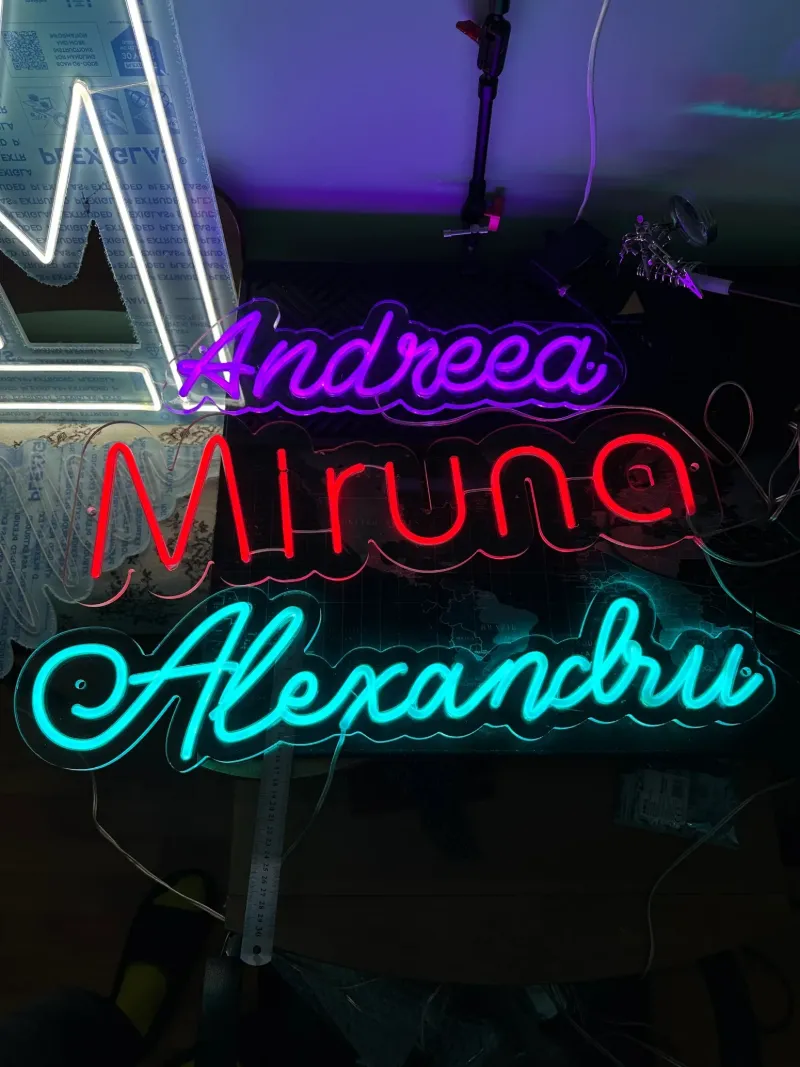 Trei semne neon LED cu nume, în mov, roșu și turcoaz, pentru camera copiilor