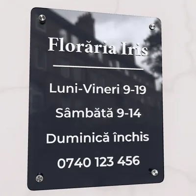 Plăcuță neagră cu programul de lucru al unei florării