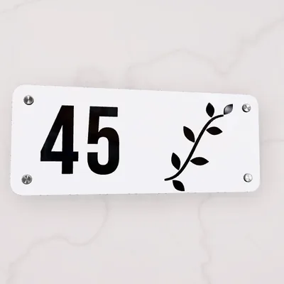 Număr de casă 45 negru, cu o rămurică, pe plăcuță albă