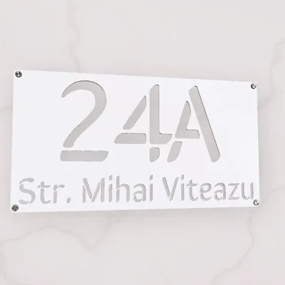 Plăcuță albă cu numărul 24A și numele străzii