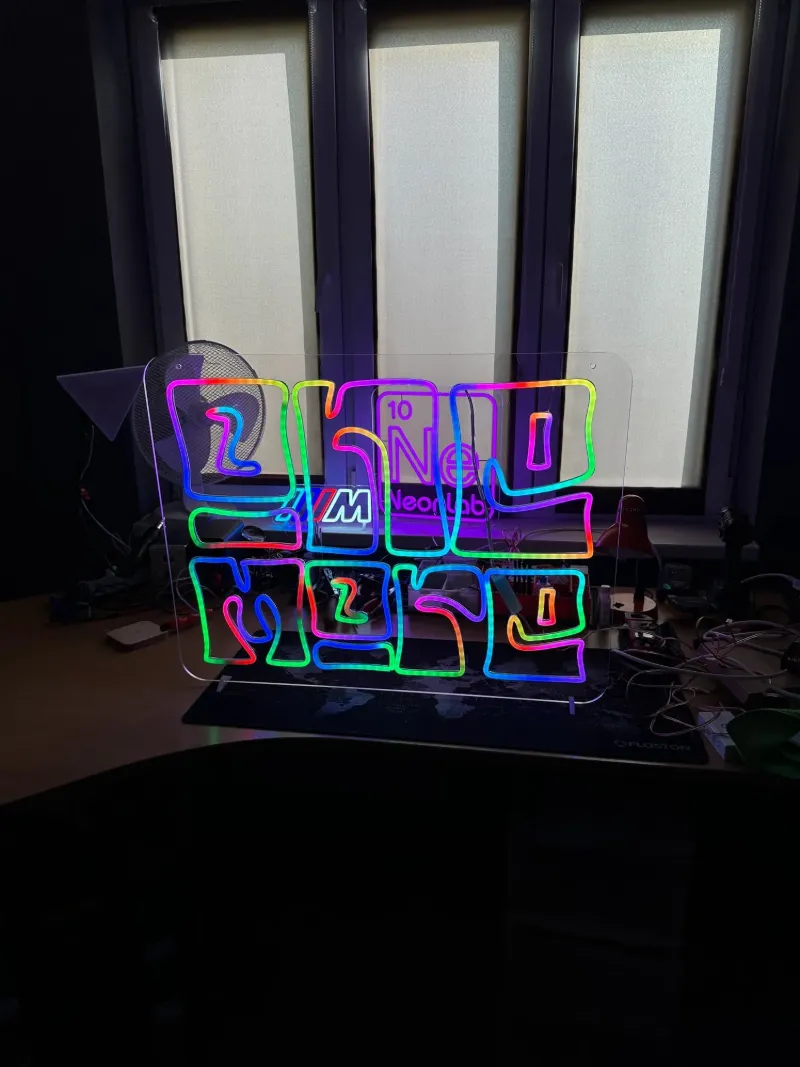 Semne neon LED colorate în atelierul NeonLab din Sibiu